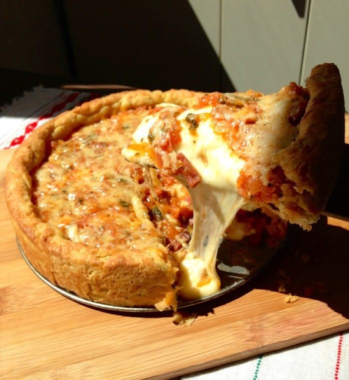 Пицца по-чикагски в глубокой форме (Chicago-style deep-dish pizza)