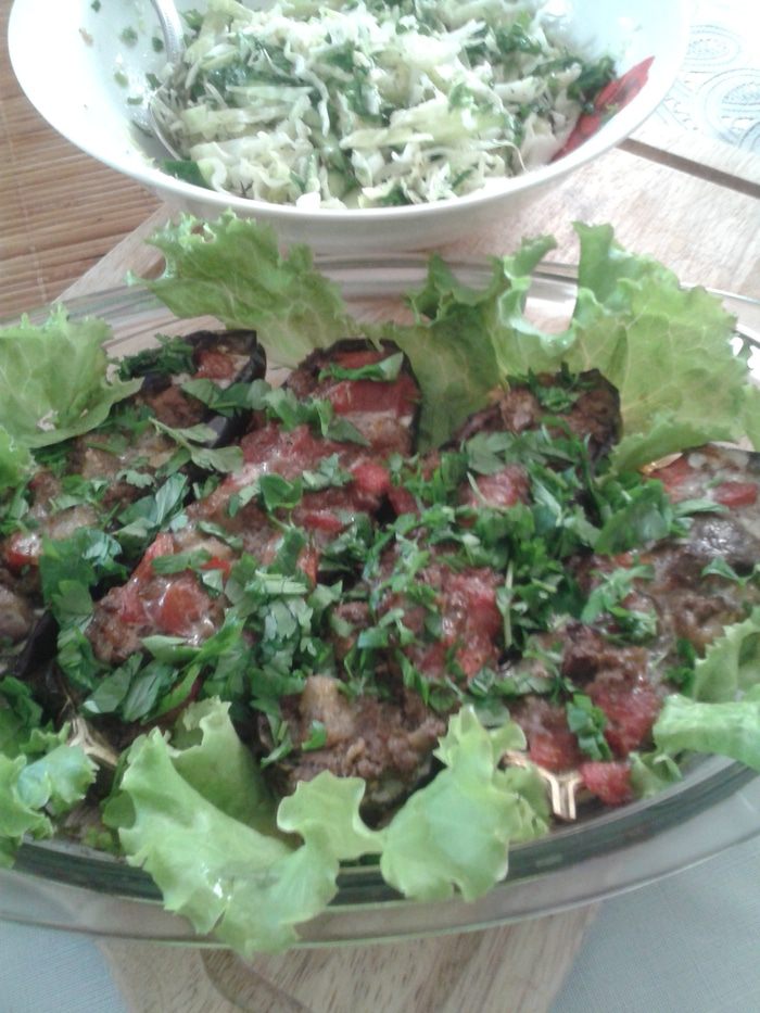 Баклажаны, фаршированные куриной печенью и помидорами