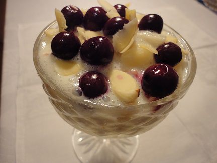 Фруктовый салат с миндальным соусом