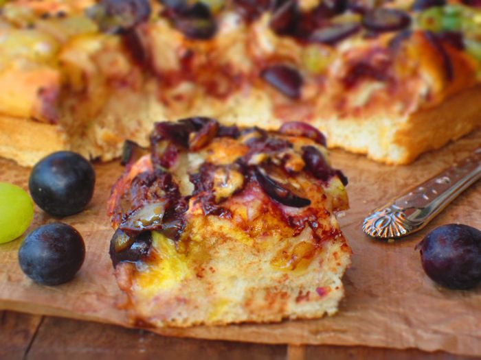 Медовый пирог с виноградом, шоколадом и маршмеллоу