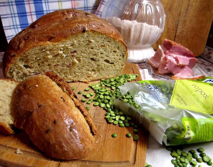 Хлеб гороховый с грудинкой и луком