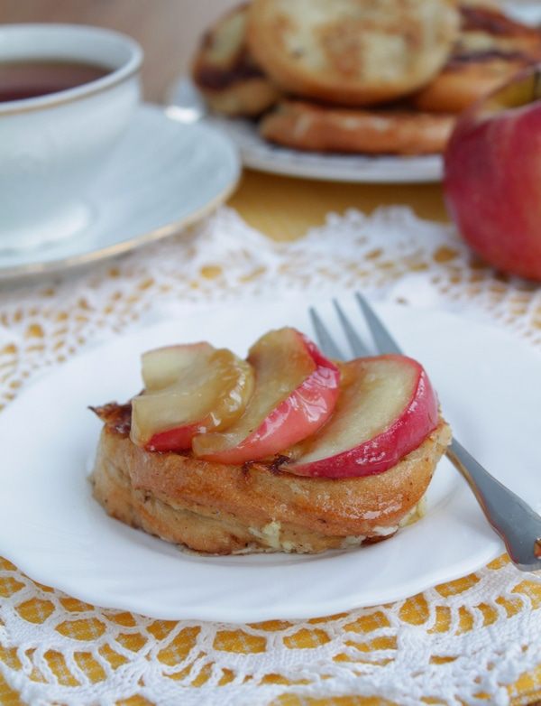 Гренки на завтрак с яблоками и корицей