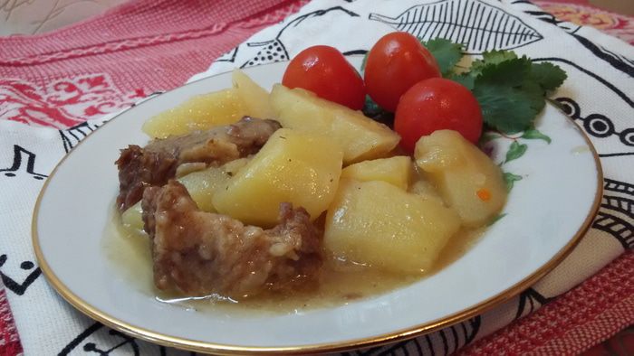 Говядина, тушеная с луком и картофелем