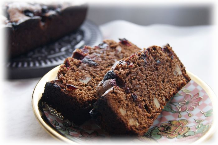 Шоколадно-гречишный кекс с черной смородиной и грецким орехом