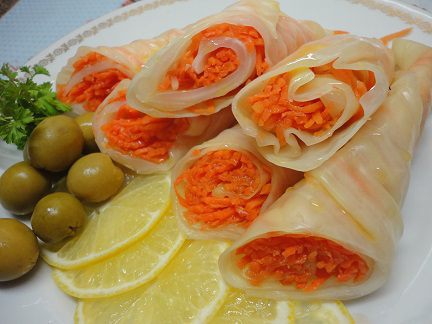 Закусочные рулетики из моркови с капустой