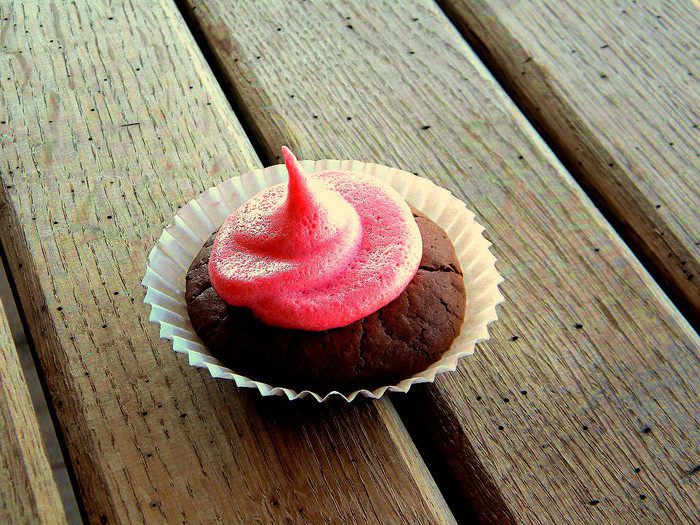 Шоколадные кексы с яблочным джемом и легким безе