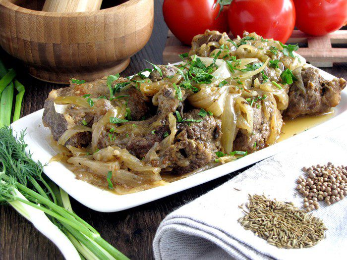 Бараньи ребрышки, томленные под луком