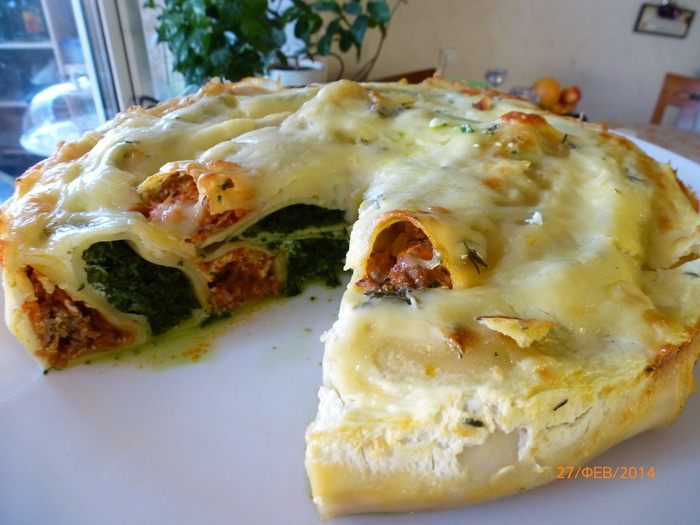 Пирог из каннеллони с мясом и шпинатом