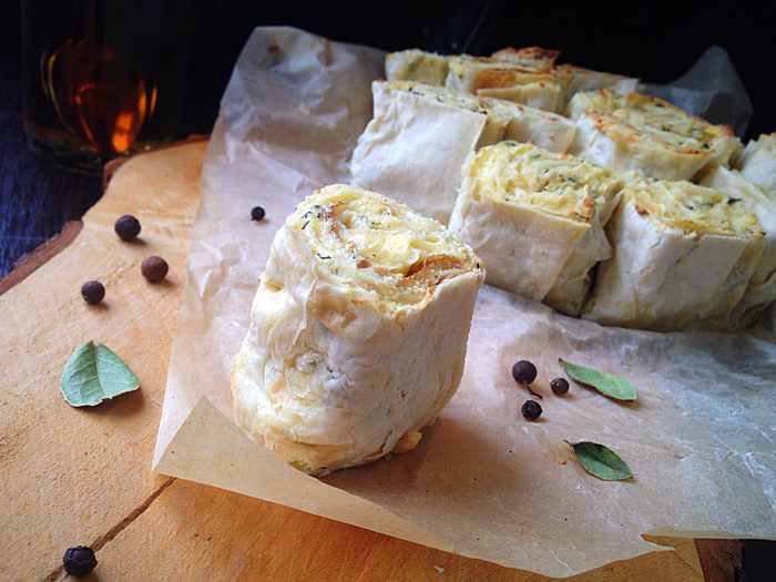 Слоеный пирог из лаваша с творогом, сыром и зеленью