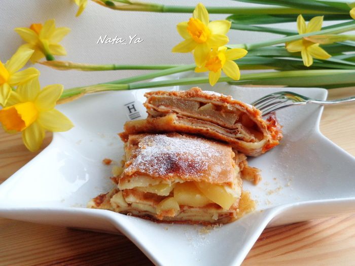 Запеченные блинчики с яблоками и сгущенкой