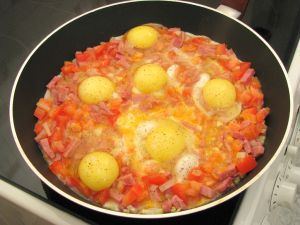 Яичница с ветчиной и помидорами