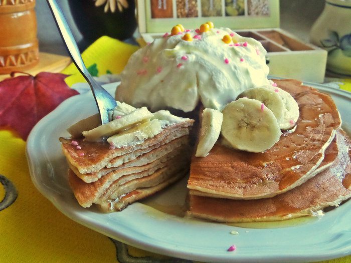 Панкейки кефирные с медом, бананом и сливками