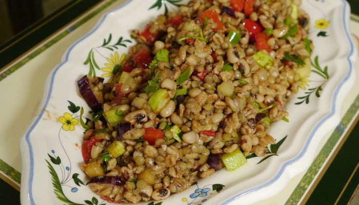 Салат с чечевицей, полбой и овощами