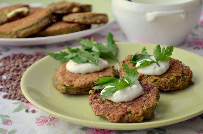 Чечевичные оладушки под вкуснейшим чесночным соусом