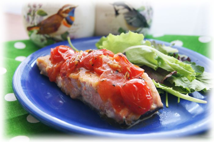 Лосось с соусом из томатов