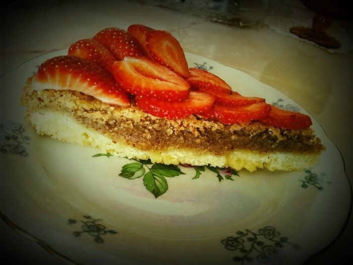 Миндальный пирог с клубникой