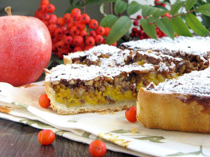 Пряный пирог с тыквой и орехами