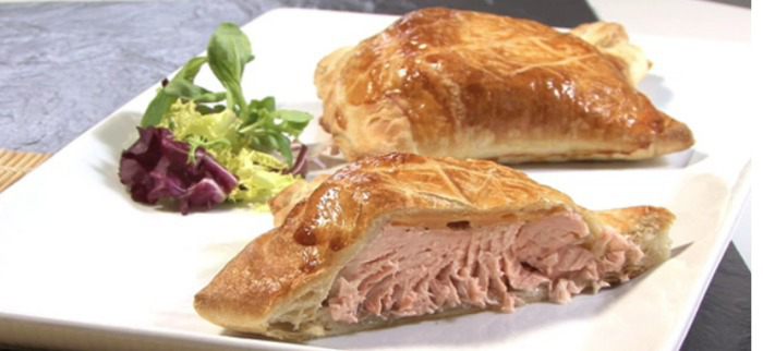 Норвежский лосось, запеченный в слоеном тесте