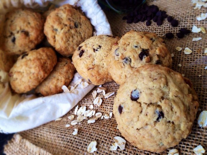 Овсяное печенье с шоколадными каплями и орехами