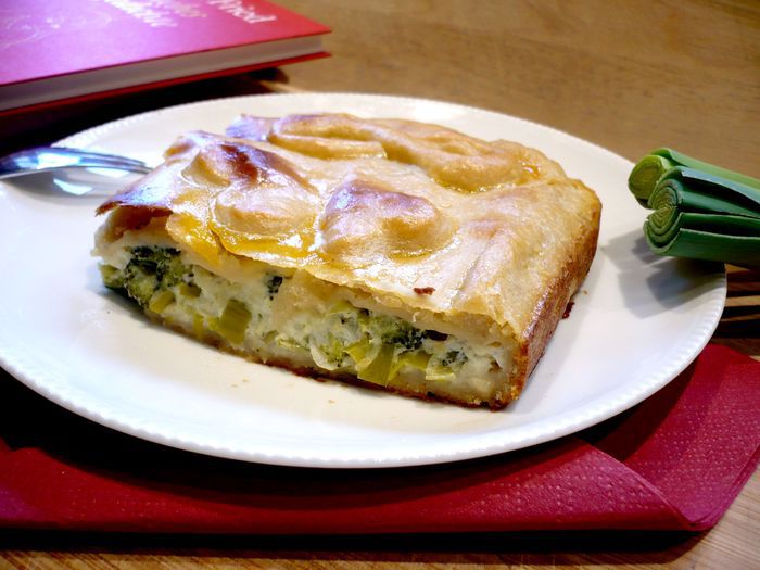 Пирог с брокколи и луком-пореем из картофельно-творожного теста «За сердцем вслед»