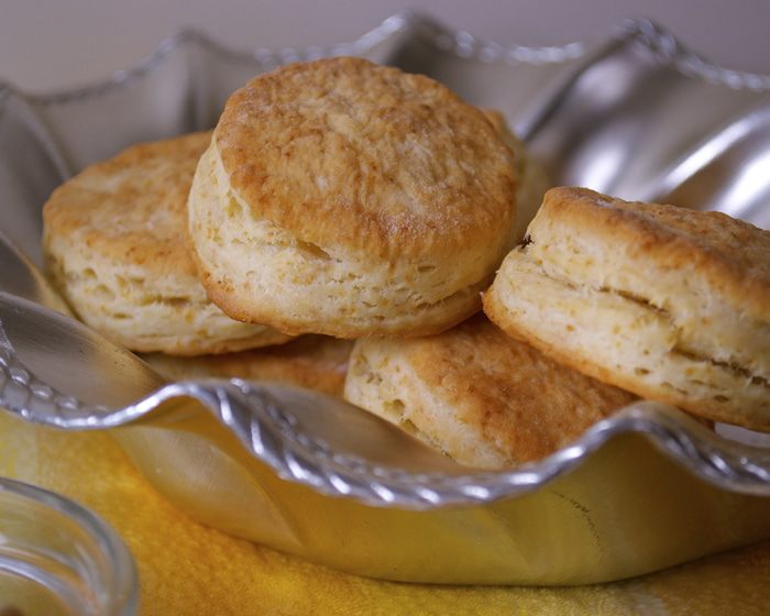 Слоистые булочки "универсальные" (flaky buttermilk biscuits)