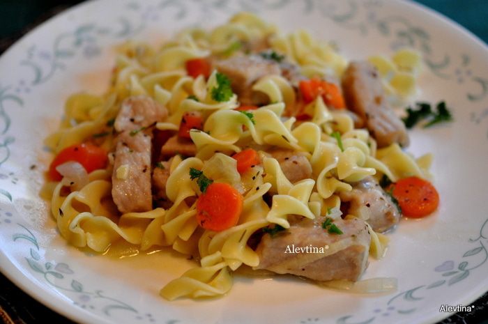 Свинина с овощами и яичной лапшой