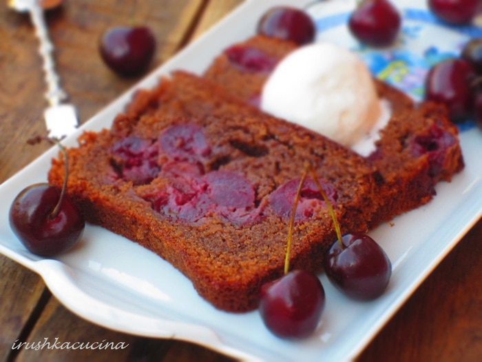 Шоколадный кекс с черешней