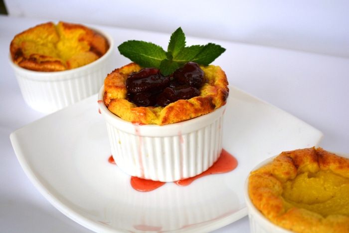 Сметанный соложеник с клубничным джемом