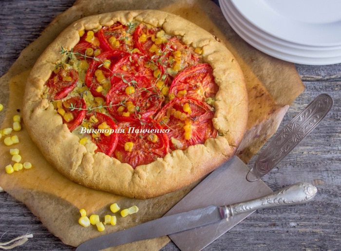 Галета с козьим сыром, запеченным чесноком, томатами и кукурузой