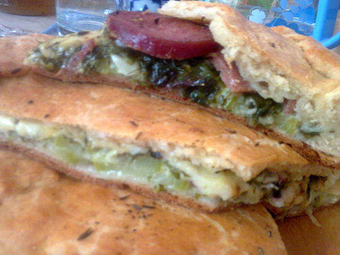 Пирог с кабачками, сыром, колбасой и зеленью