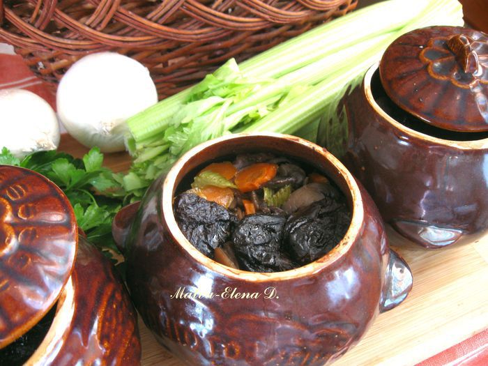  Мясо с грибами и черносливом в горшочке    