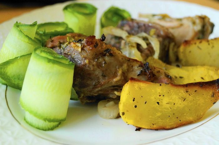 Свинина в нежном лимонном маринаде с картофельным дольками в итальянском стиле