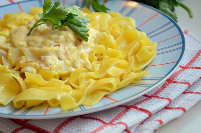 Паста под луково-яичным соусом