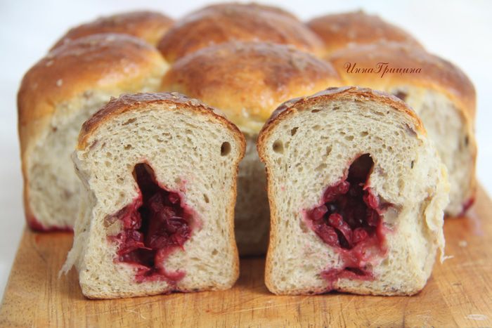 Каштановые булочки с брусникой