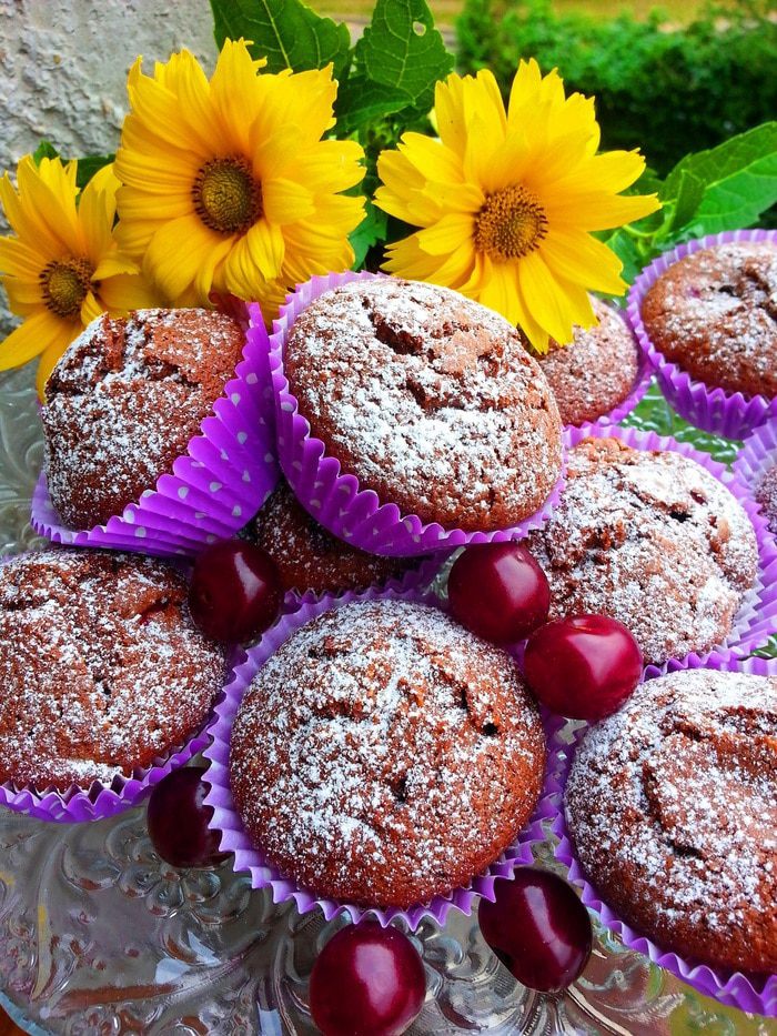 Шоколадные кексы с вишней