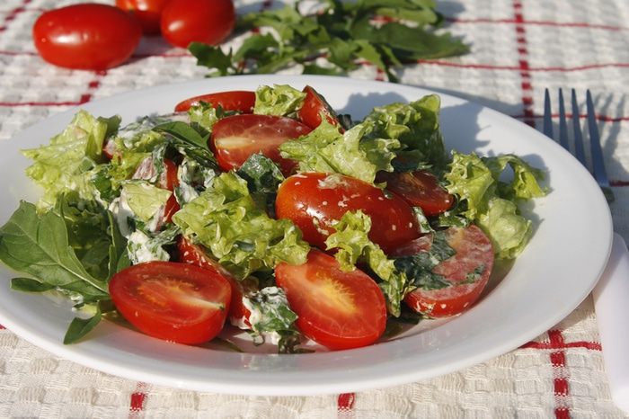 Летний салат с руколой, помидорами и сырной заправкой