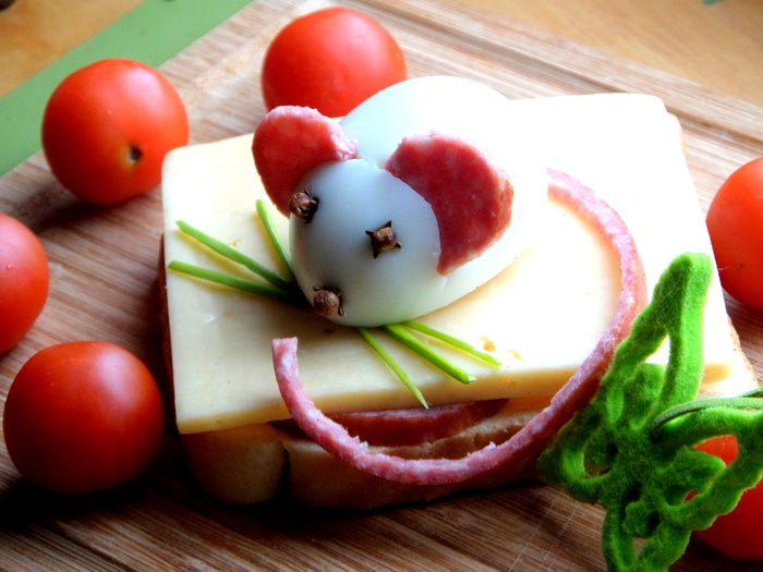 Бутерброд на завтрак с "мышкой" на сыре