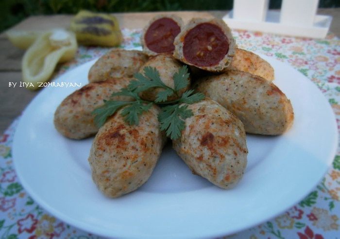 Котлеты с овощами, фаршированные помидорами